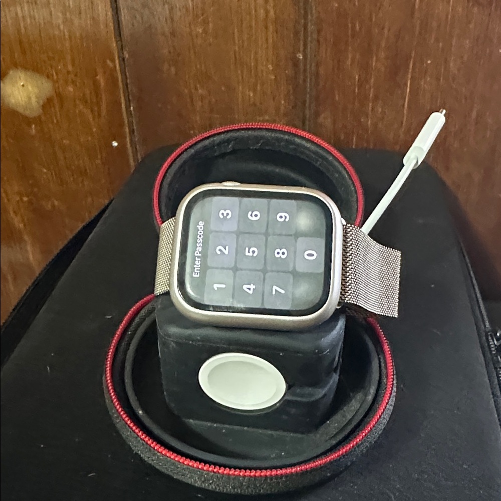 Apple Watch Series 8 GPS, 45mm
Starlight Aluminum Case with Gold Milanese Loop